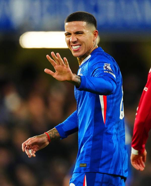 Enzo Fernandez (Chelsea) macht eine Geste, Florian Wirtz (Liverpool) kratzt sich nachdenklich am Kopf.