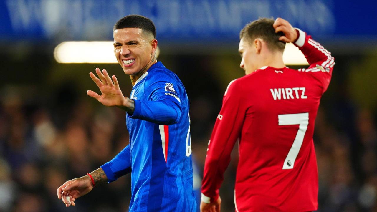 Enzo Fernandez (Chelsea) macht eine Geste, Florian Wirtz (Liverpool) kratzt sich nachdenklich am Kopf.