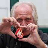 Henning Krautmacher zeigt das EXPRESS-Dom-Plätzchen.