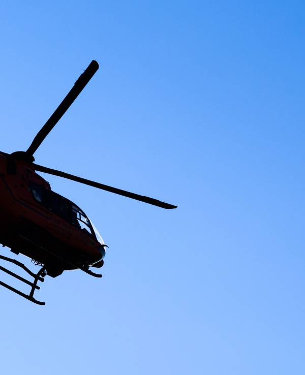 Ein Hubschrauber war auf dem Rückweg zu seinem Standort und entdeckte den Flüchtigen auf einem Grünstreifen. Das Symbolfoto zeigt den Rettungshubschrauber Christoph 4 der Luftrettung.