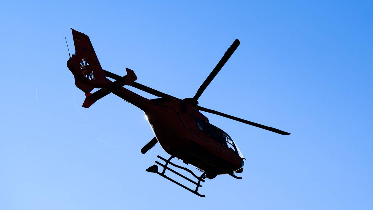 Ein Hubschrauber war auf dem Rückweg zu seinem Standort und entdeckte den Flüchtigen auf einem Grünstreifen. Das Symbolfoto zeigt den Rettungshubschrauber Christoph 4 der Luftrettung.