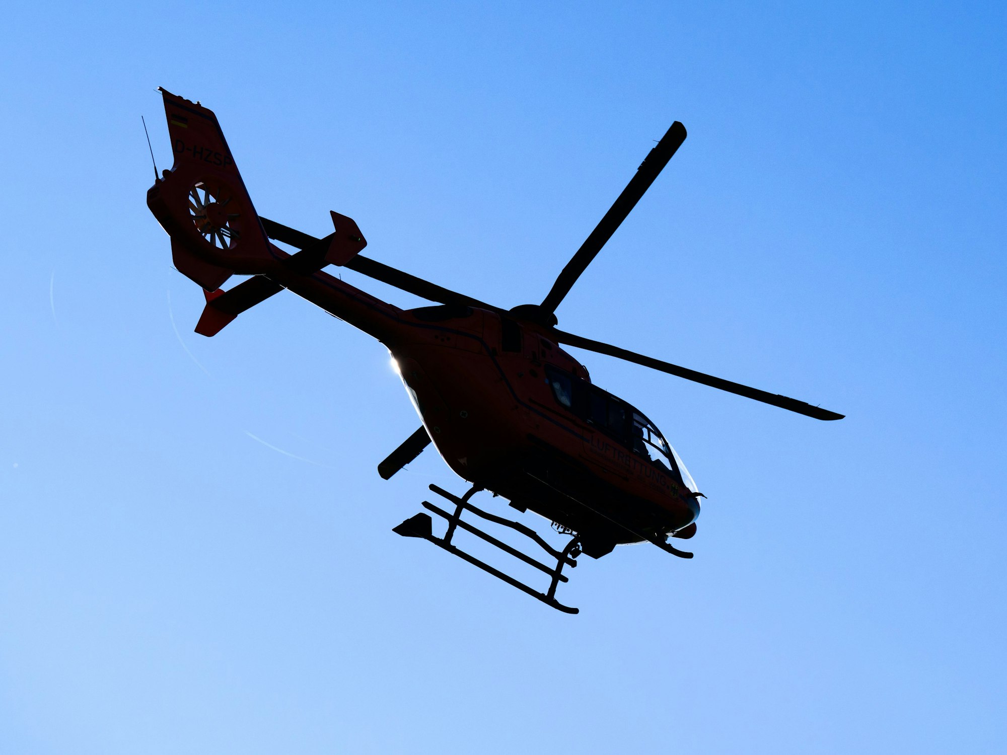 Ein Hubschrauber war auf dem Rückweg zu seinem Standort und entdeckte den Flüchtigen auf einem Grünstreifen. Das Symbolfoto zeigt den Rettungshubschrauber Christoph 4 der Luftrettung.