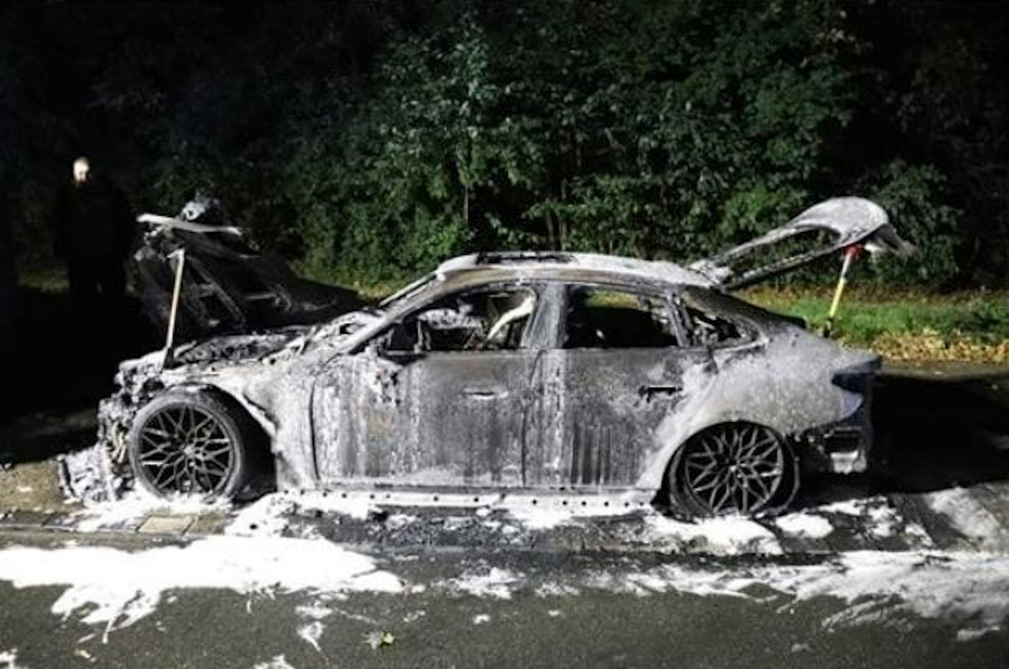 Der ausgebrannte BMW in Ratingen.