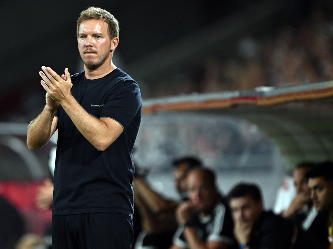 Bundestrainer Julian Nagelsmann klatscht an der Seitenlinie.
