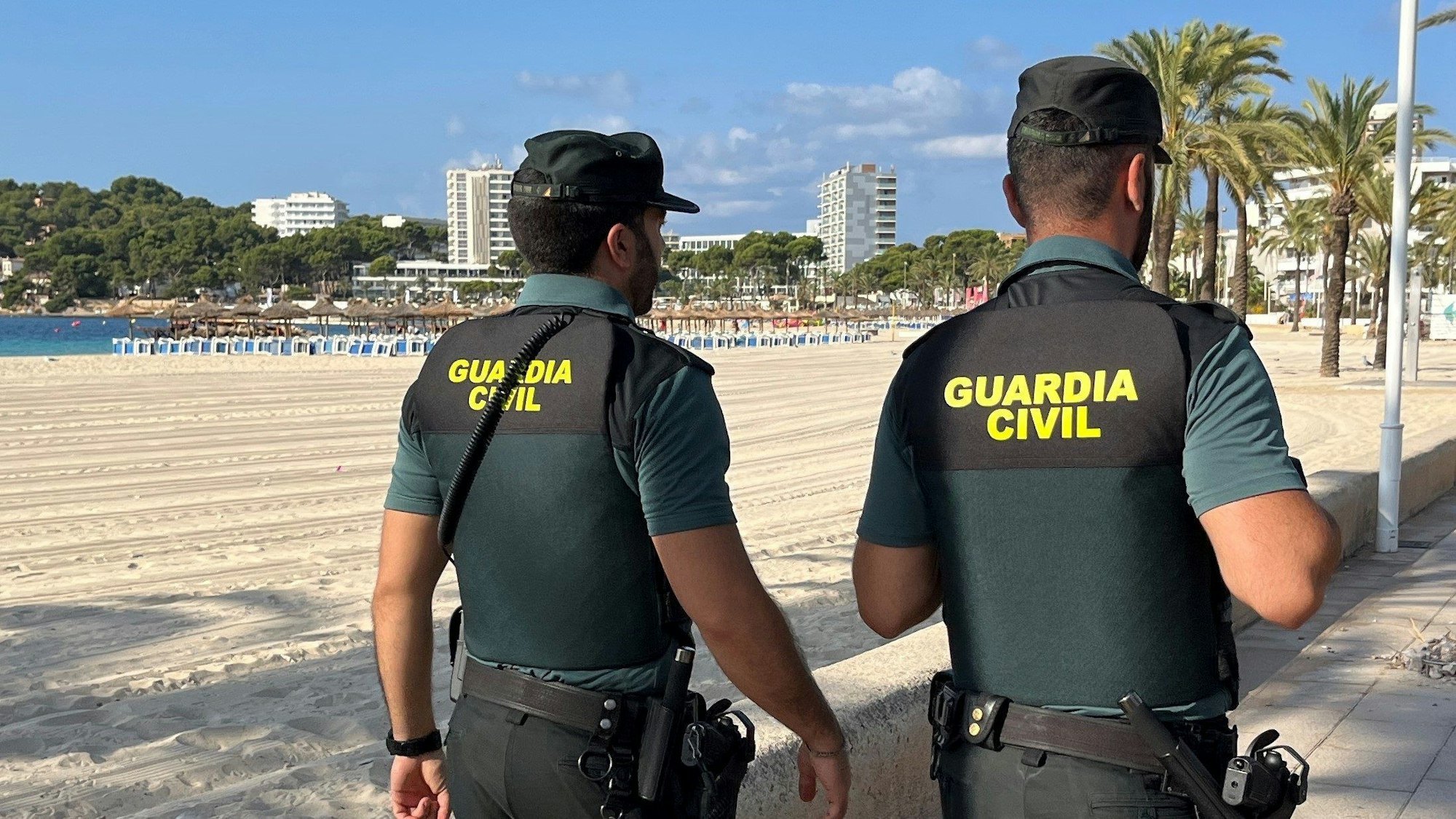 Spanische Polizisten patrouillieren am Strand auf Mallorca.