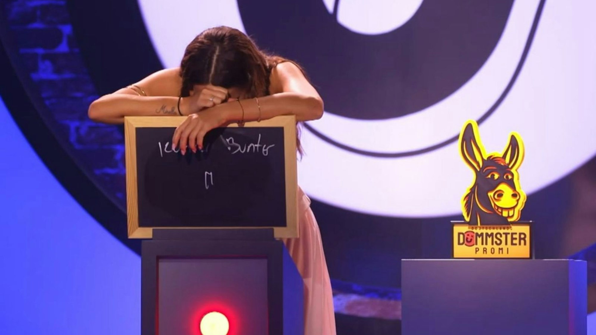 Der Moment, in dem Alessia Herren bemerkt, dass sie das Finale von „Deutschlands Dümmster Promi“ ... nun ja: gewonnen hat. Die Antwort auf die „Pippi Langstrumpf“-Frage ist falsch.