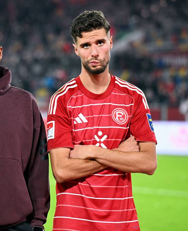 Daniel Thioune und Anouar El Azzouzi stehen bedröppelt vor den Fans.