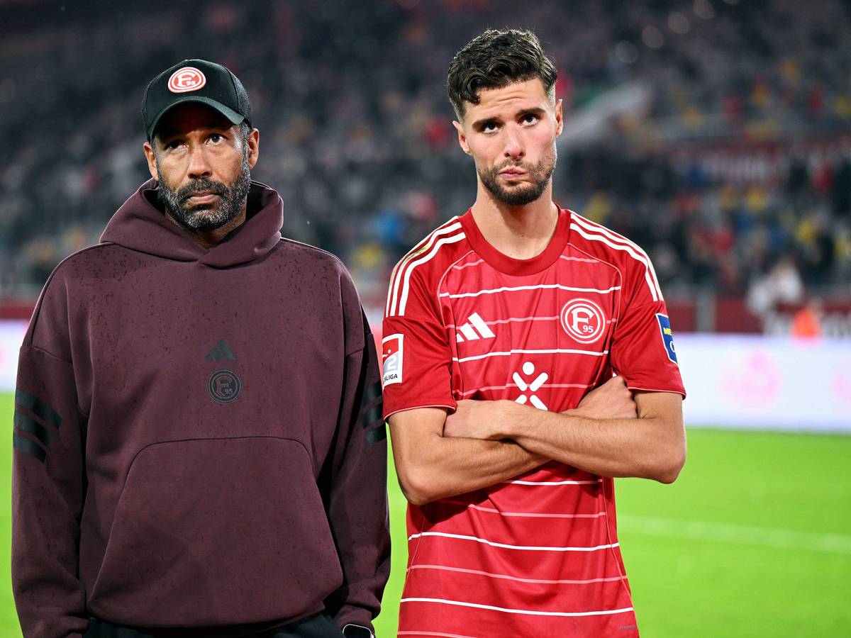 Daniel Thioune und Anouar El Azzouzi stehen bedröppelt vor den Fans.