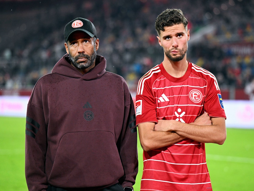 Daniel Thioune und Anouar El Azzouzi stehen bedröppelt vor den Fans.