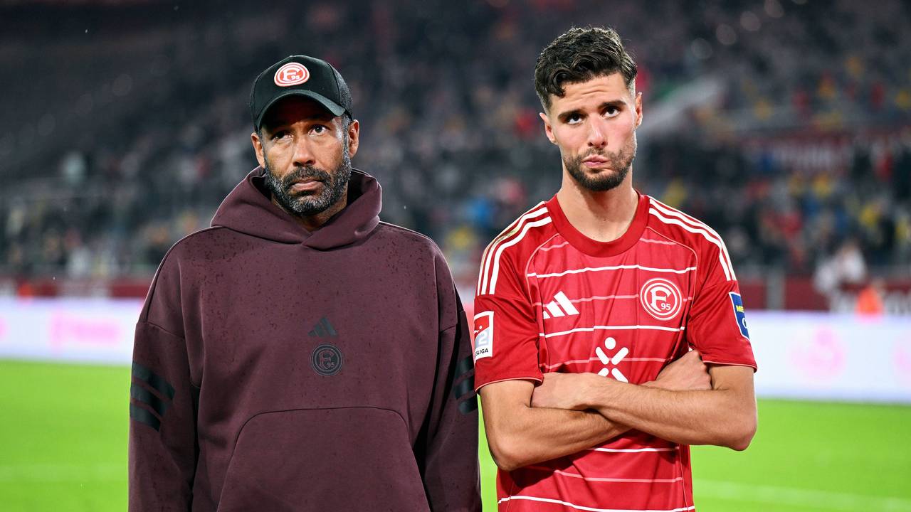 Daniel Thioune und Anouar El Azzouzi stehen bedröppelt vor den Fans.