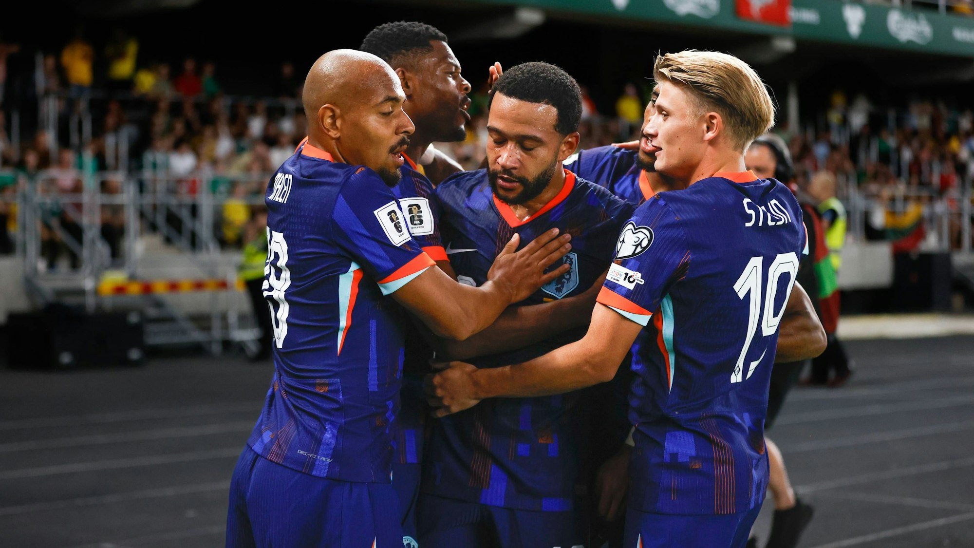 Memphis Depay (M.) jubelt nach seinem Tor mit seinen Teamkollegen.