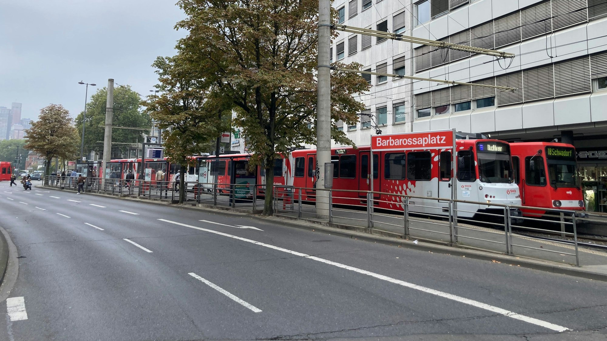Das Foto zeigt die KVB-Haltestelle Barbarossaplatz. Am Dienstagmorgen kommt es zu Problemen mit den Anzeigetafeln in Köln (Archivfoto).