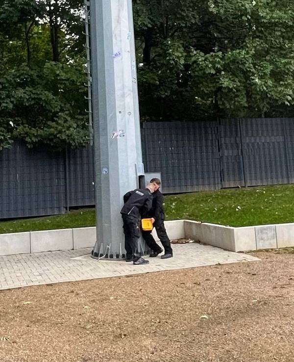 An den Flutlichtmasten am Franz-Kremer-Stadion wurden direkt am Montag Arbeiten durchgeführt.