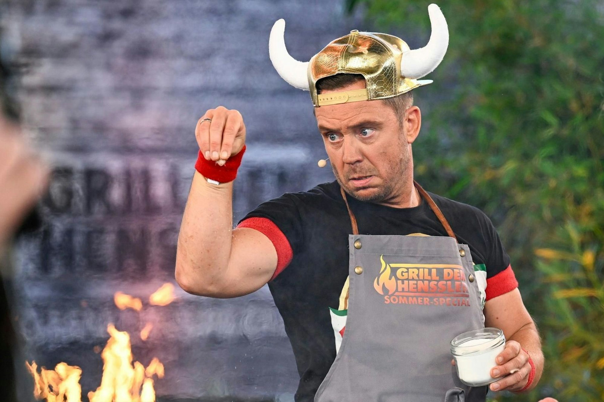 Lorenz Büffel ist der geborene Entertainer. Am Grill aber nicht so dolle. Die Salzstreu-Haltung war zwar perfekt, dafür die Calamaris-Füllung eher nicht. (Bild: RTL/Markus Hertrich)