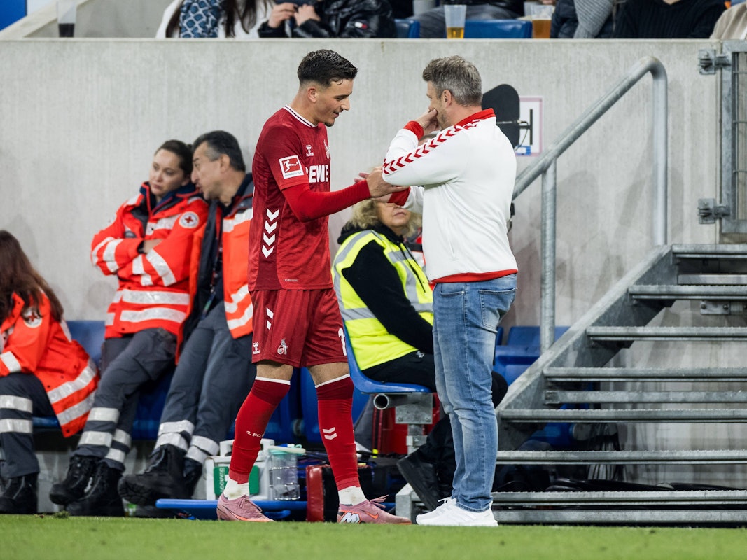 Said El Mala und Trainer Lukas Kwasniok (1. FC Köln) am 3. Oktober 2025 beim 1:0-Sieg bei der TSG Hoffenheim.
