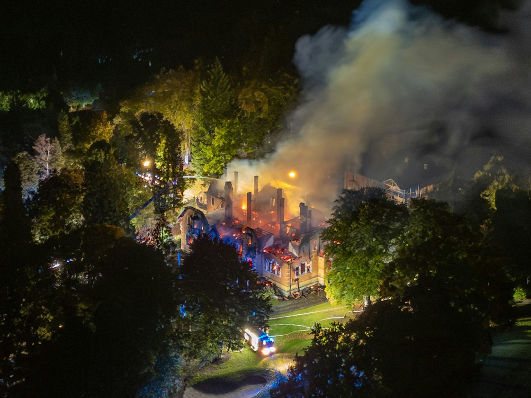 Das ehemalige Jagdschloss auf dem Gelände des Regensburger Golf- und Landclubs steht in Flammen.