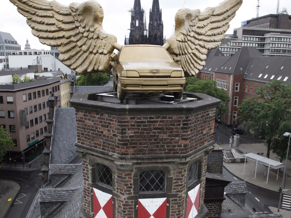 Das Flügelauto auf dem Dach des Zeughauses.