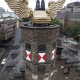 Das Flügelauto auf dem Dach des Zeughauses.
