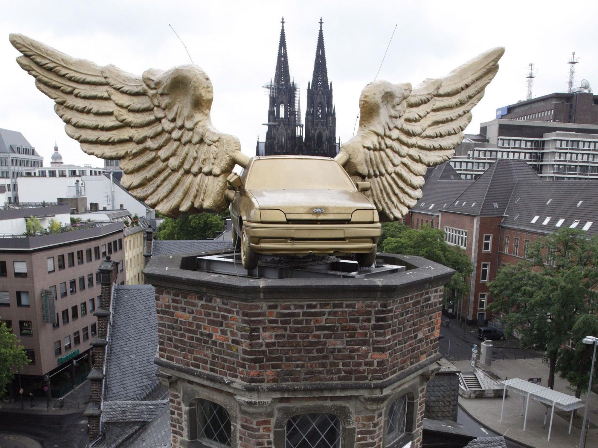 Das Flügelauto auf dem Dach des Zeughauses.