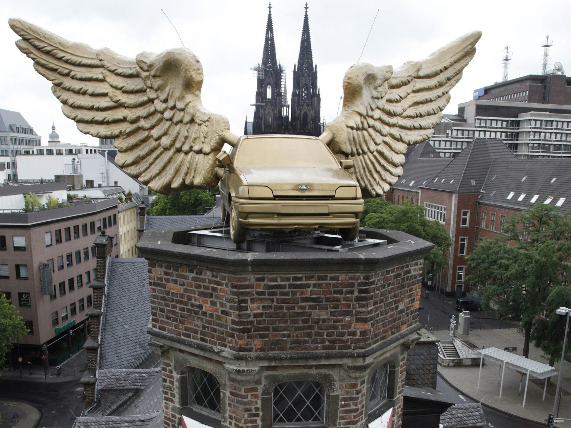 Das Flügelauto auf dem Dach des Zeughauses.