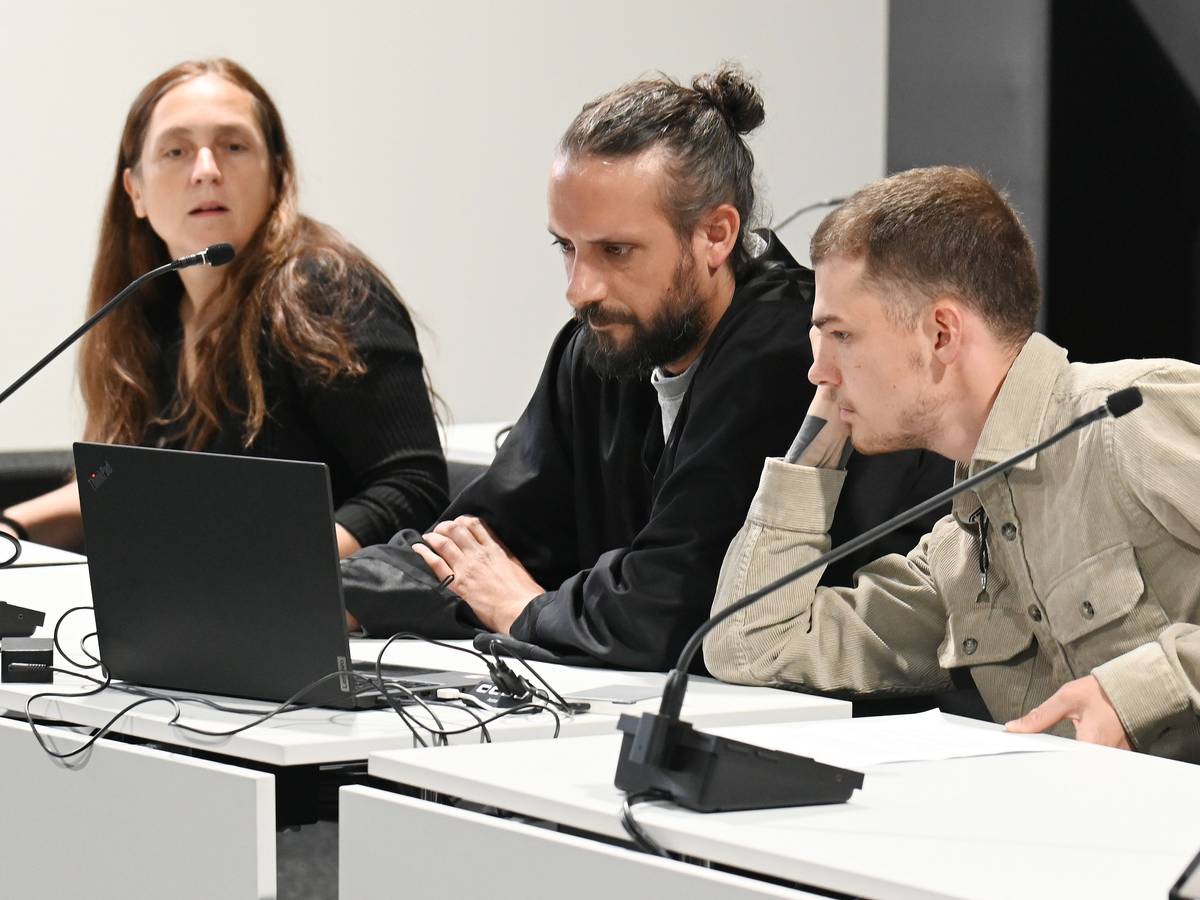 Die Aktivisten Judith Beadle und Fabian Beese neben einem Anwalt beim ersten Prozess im Amtsgericht.