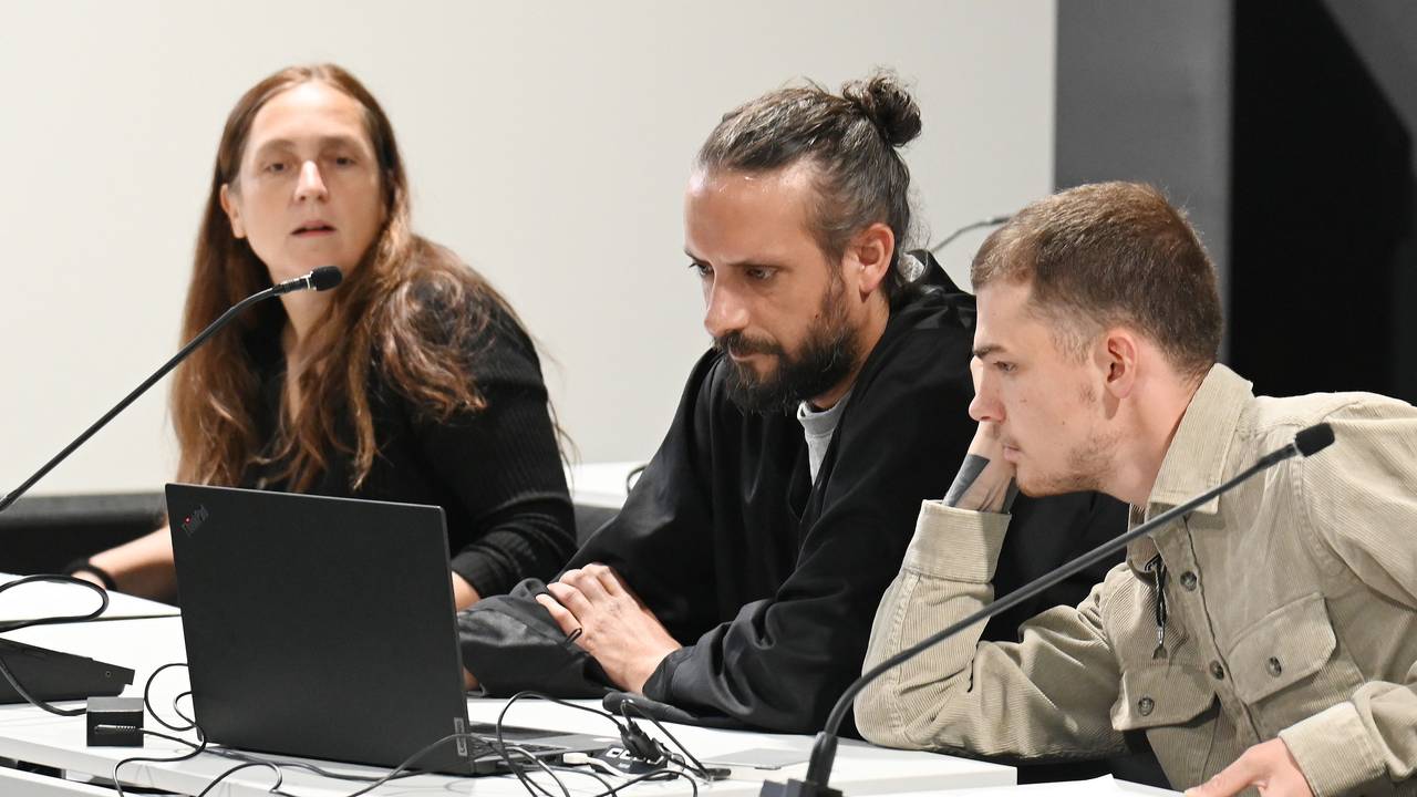Die Aktivisten Judith Beadle und Fabian Beese neben einem Anwalt beim ersten Prozess im Amtsgericht.