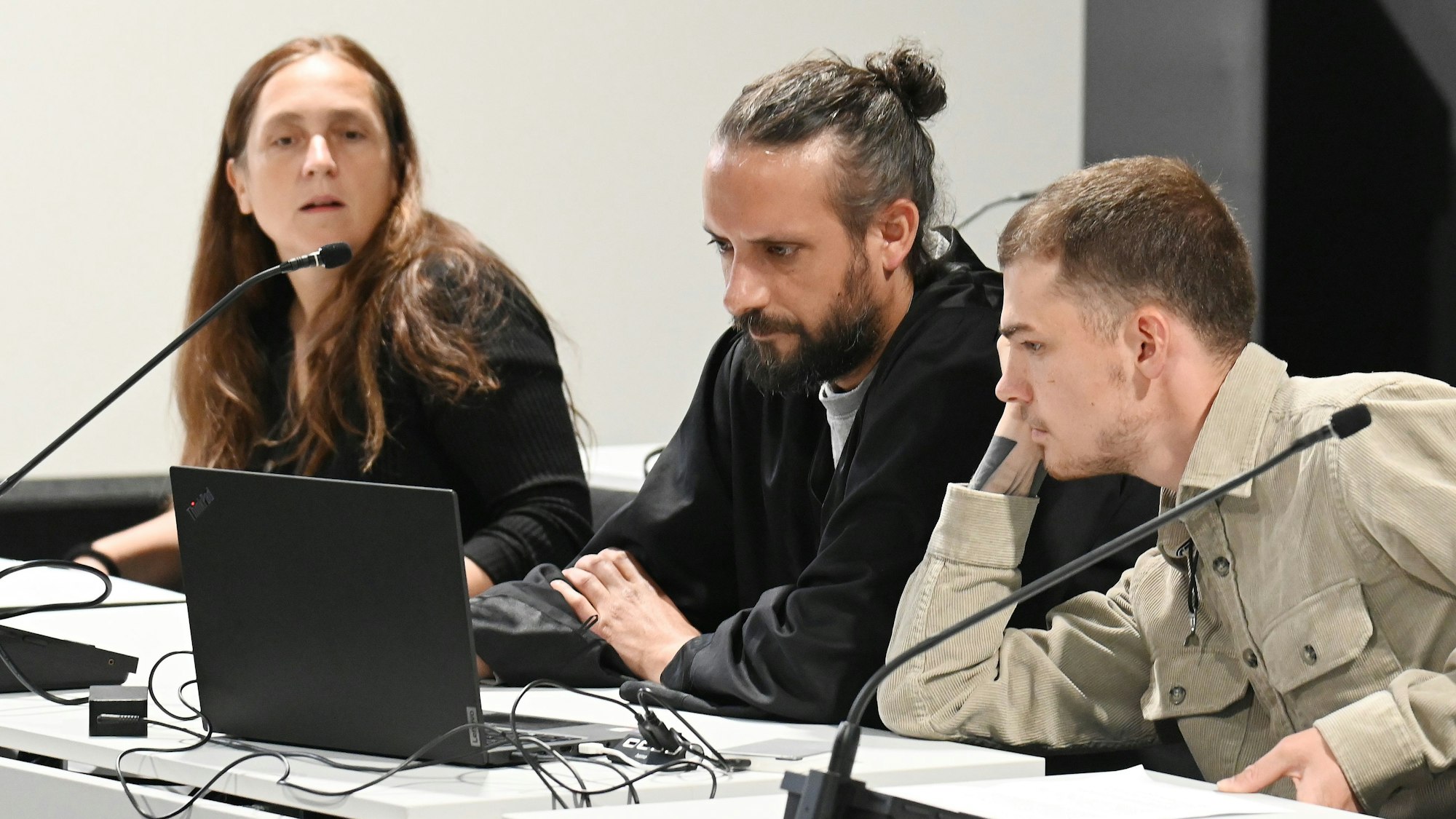 Die Klimaaktivisten mit Verteidiger Christian Gottschling (Mitte) beim ersten Prozess im Kölner Amtsgericht