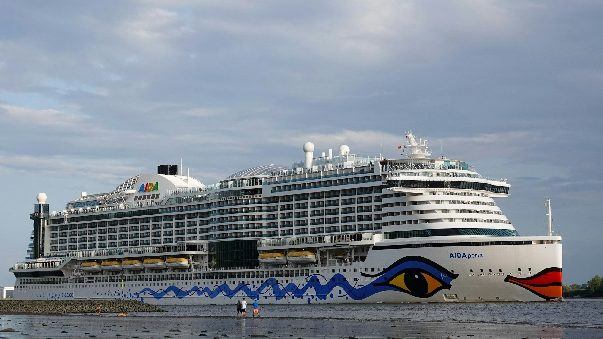 Das Kreuzfahrtschiff „Aidaperla“ liegt in Hamburg fest.