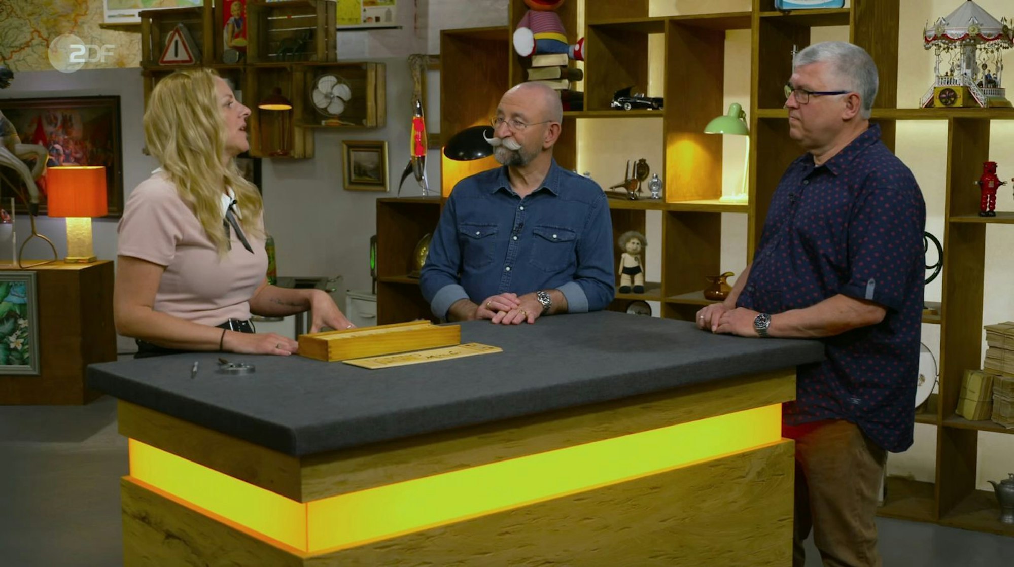 Frank (rechts) aus Oberhausen hatte selbst nie mit seinem Domino-Spiel gespielt. (Bild: ZDF)