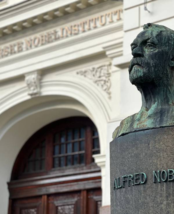 Die Büste des Preisstifters und Dynamit-Erfinders Alfred Nobel ist vor dem Norwegischen Nobel-Institut zu sehen. Das Institut ist verantwortlich für die Organisation des Nobel-Friedenspreises und beherbergt das Nobelkomitee, das den Preisträger auswählt.