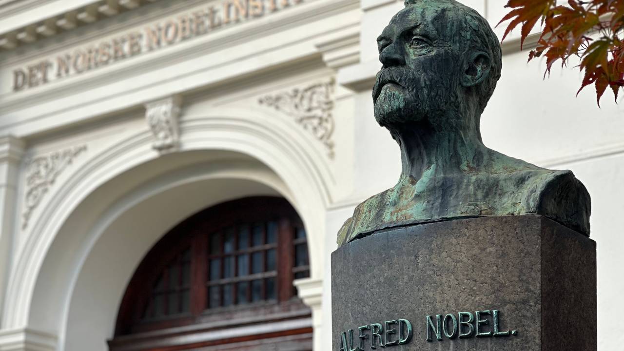 Die Büste des Preisstifters und Dynamit-Erfinders Alfred Nobel ist vor dem Norwegischen Nobel-Institut zu sehen. Das Institut ist verantwortlich für die Organisation des Nobel-Friedenspreises und beherbergt das Nobelkomitee, das den Preisträger auswählt.
