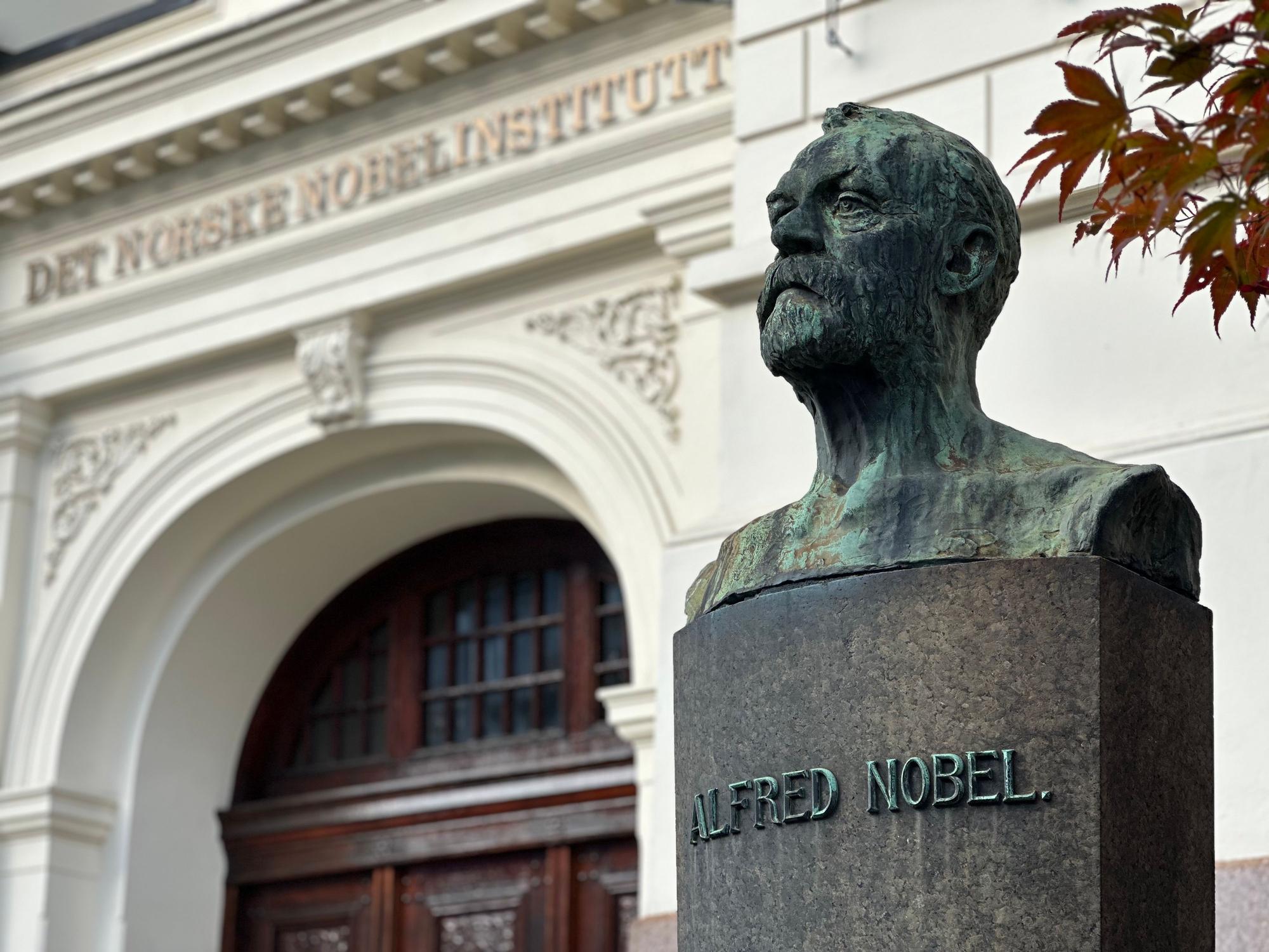 Die Büste des Preisstifters und Dynamit-Erfinders Alfred Nobel ist vor dem Norwegischen Nobel-Institut zu sehen. Das Institut ist verantwortlich für die Organisation des Nobel-Friedenspreises und beherbergt das Nobelkomitee, das den Preisträger auswählt.