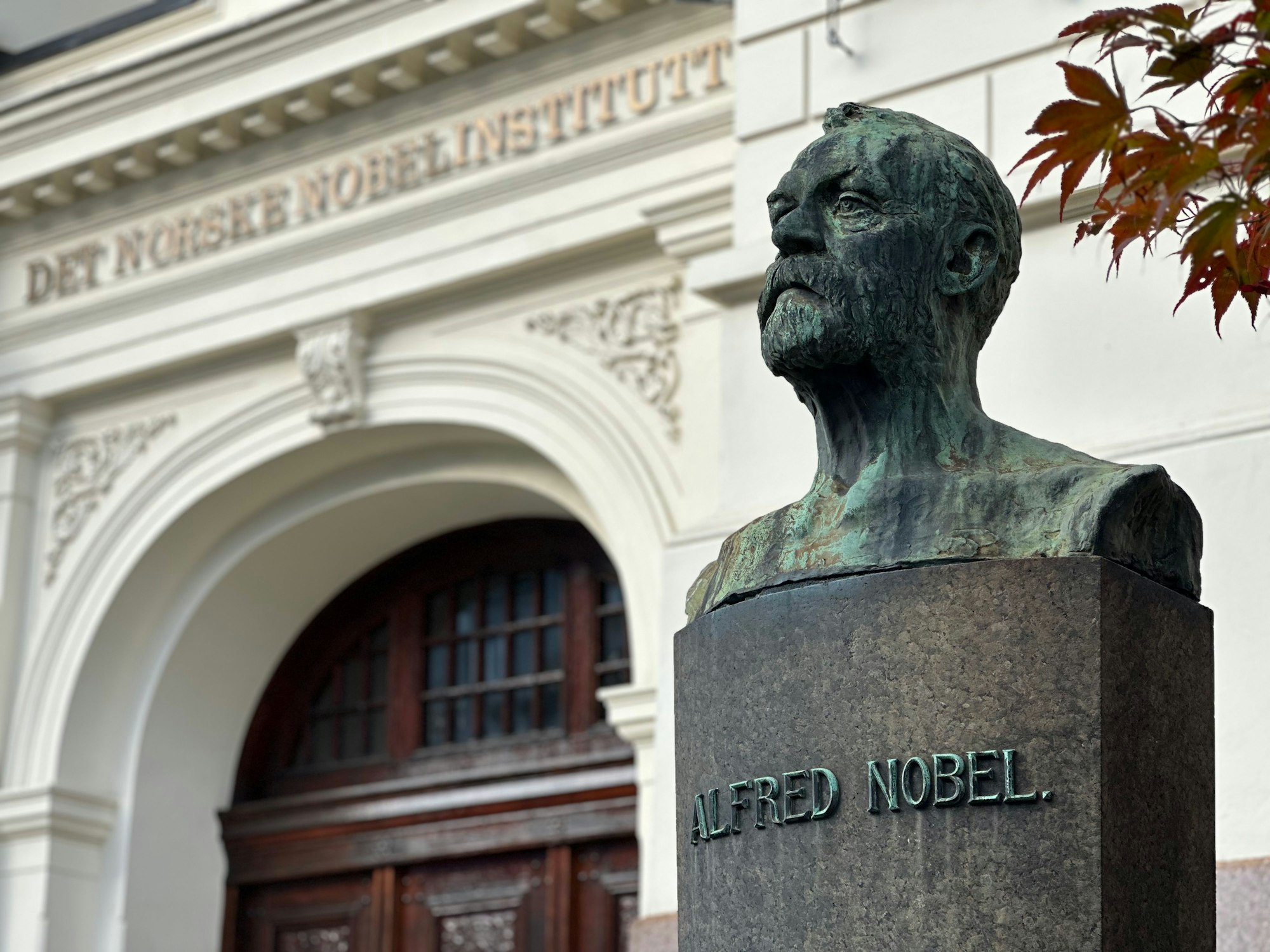 Die Büste des Preisstifters und Dynamit-Erfinders Alfred Nobel ist vor dem Norwegischen Nobel-Institut zu sehen. Das Institut ist verantwortlich für die Organisation des Nobel-Friedenspreises und beherbergt das Nobelkomitee, das den Preisträger auswählt.