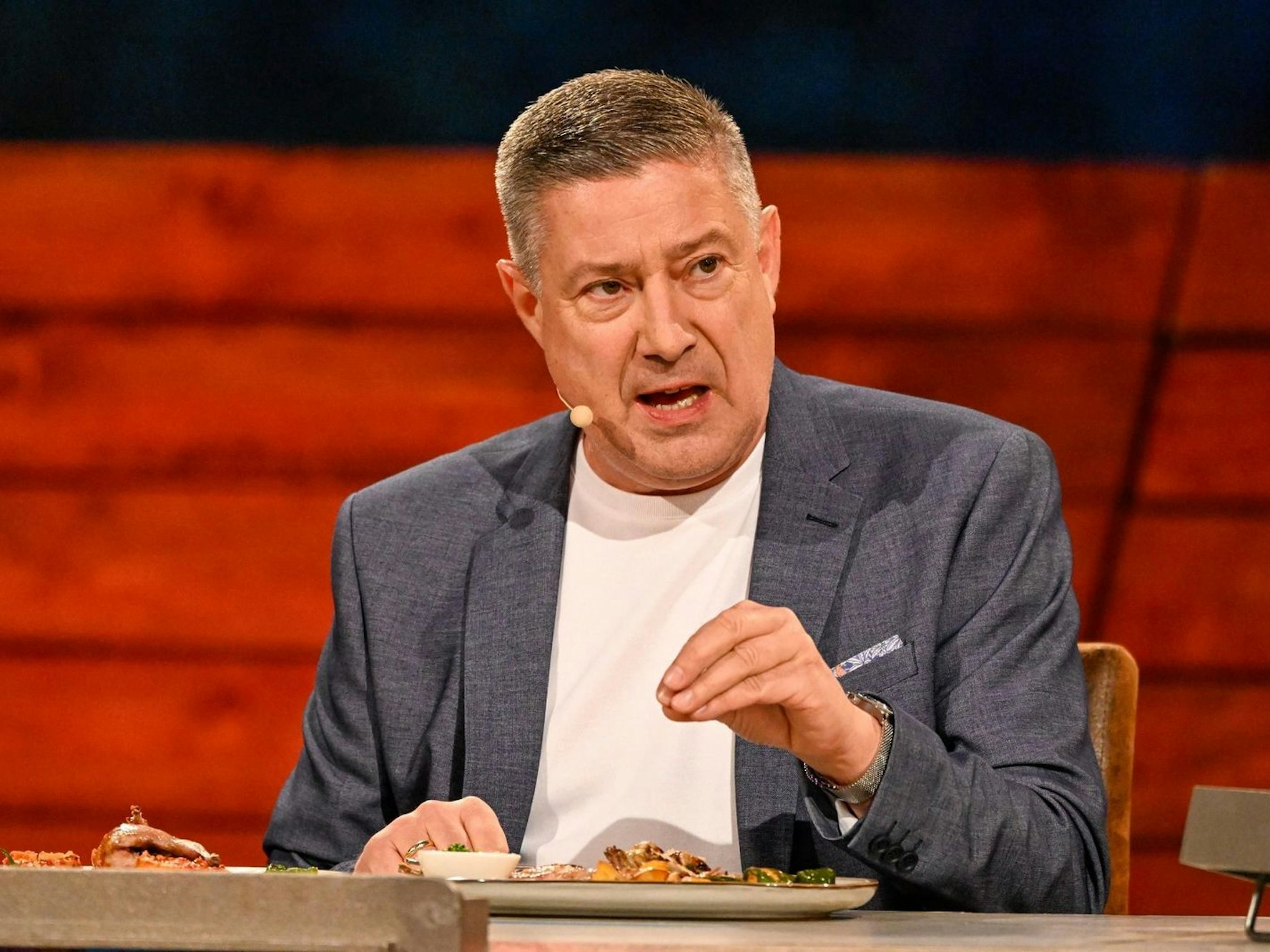Gastjuror ohne Pardon: Joachim Llambi, der „Juror Gnadenlos“ von „Let's Dance“, fällte auch beim „Grill den Henssler Sommer-Special“ erbarmungslose Urteile. (Bild: RTL/Markus Hertrich)