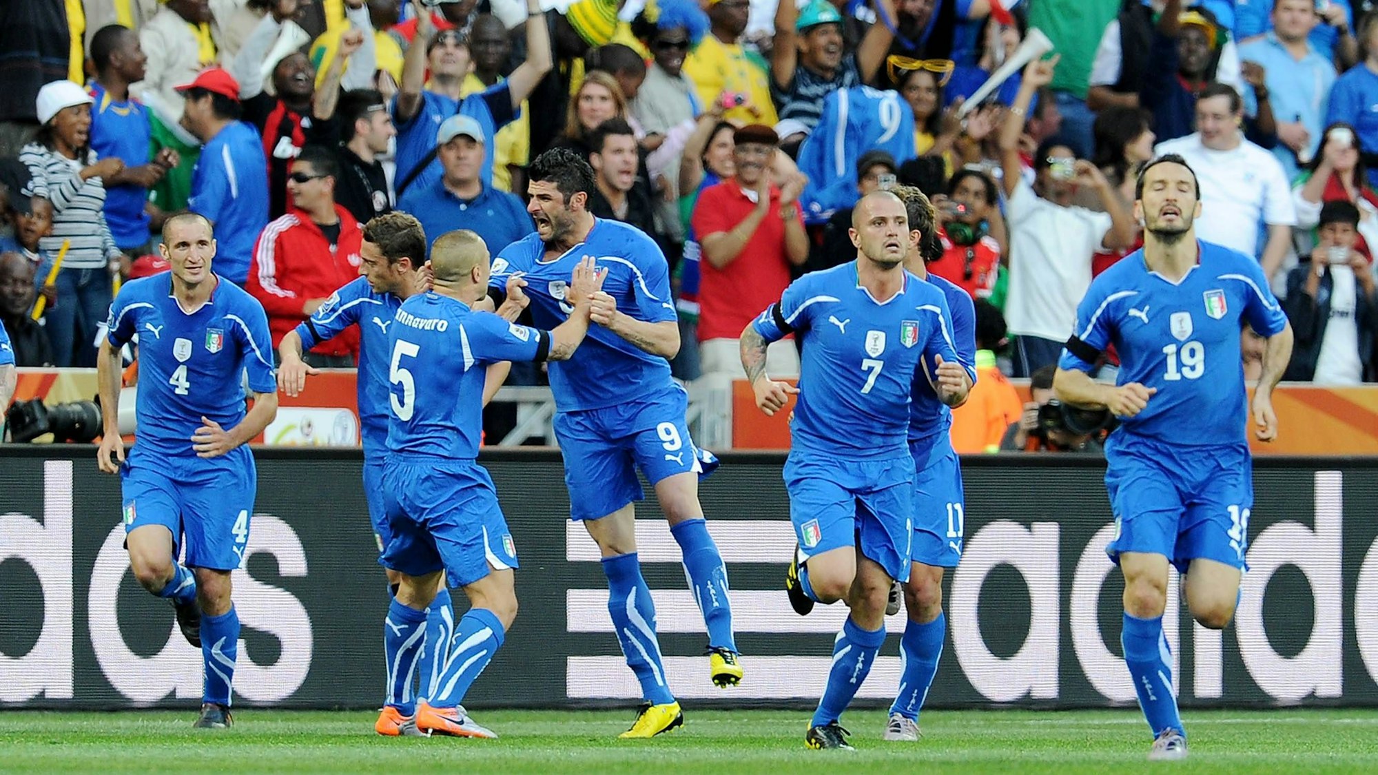 Fabio Cannavaro (2.v.r.) läuft mit seinem Teamkollegen über das Spielfeld.