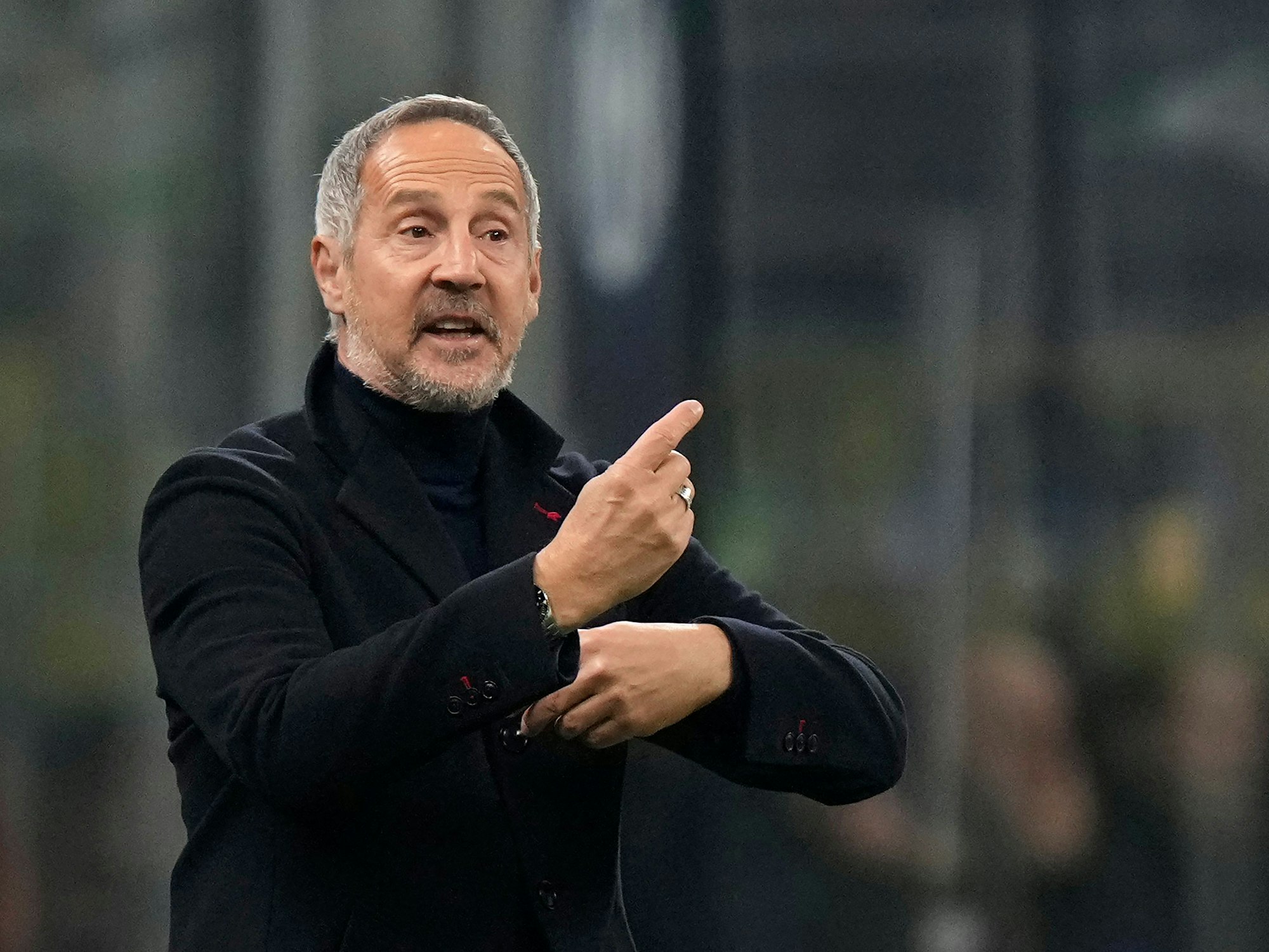 Adi Hütter gibt Anweisungen an der Seitenlinie.