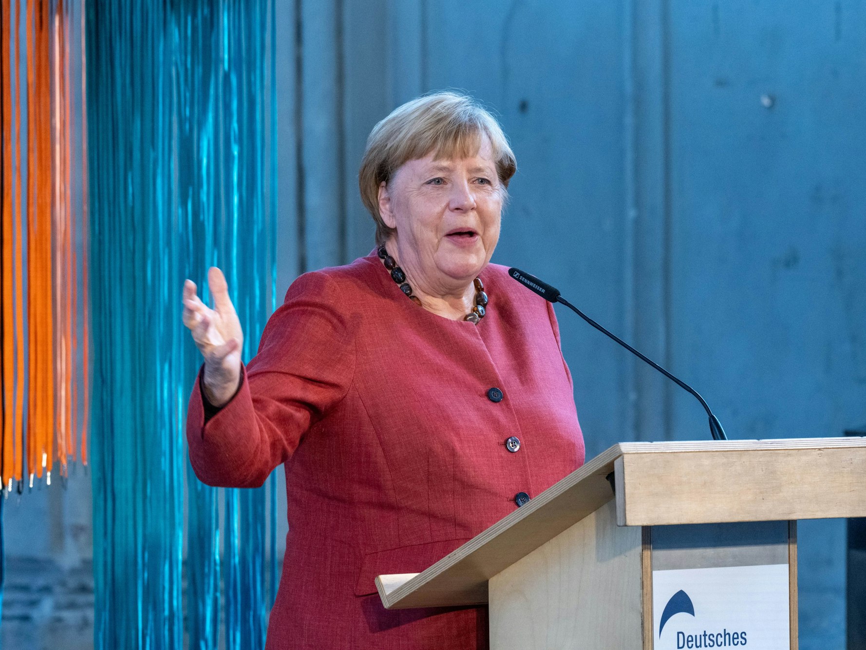 Angela Merkel (CDU), ehemalige Bundeskanzlerin, spricht auf einem Podium