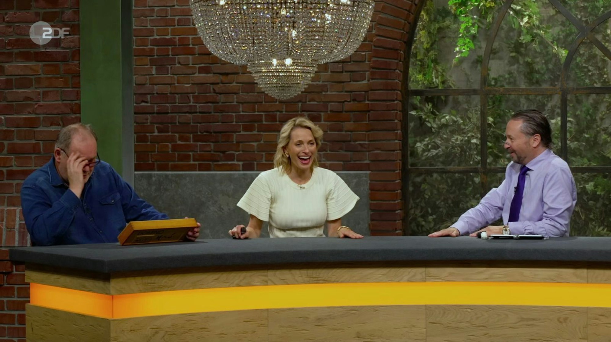 Wolfgang Pauritsch (rechts) lachte: „Das ist aber ein starkes Gebot, Lisa.“ (Bild: ZDF)