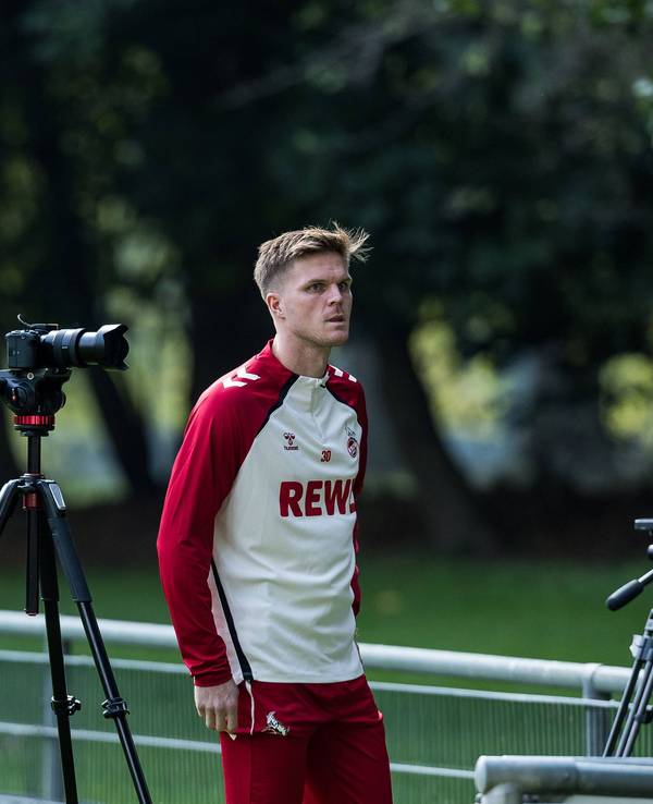 Marius Bülter (1. FC Köln) am 30. September 2025 bei einem TV-Interview am Geißbockheim.