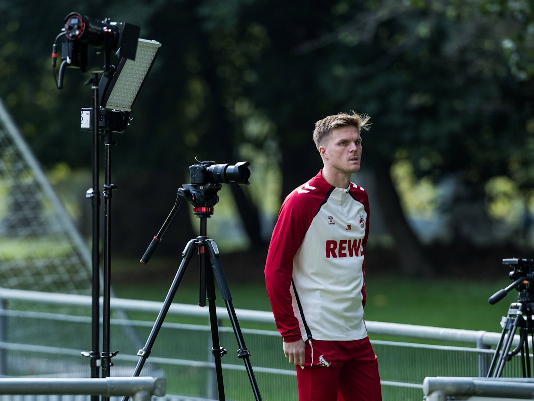 Marius Bülter (1. FC Köln) am 30. September 2025 bei einem TV-Interview am Geißbockheim.