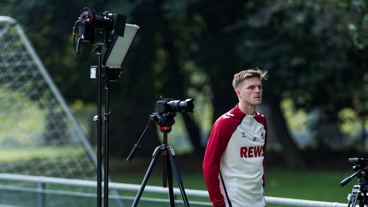Marius Bülter (1. FC Köln) am 30. September 2025 bei einem TV-Interview am Geißbockheim.