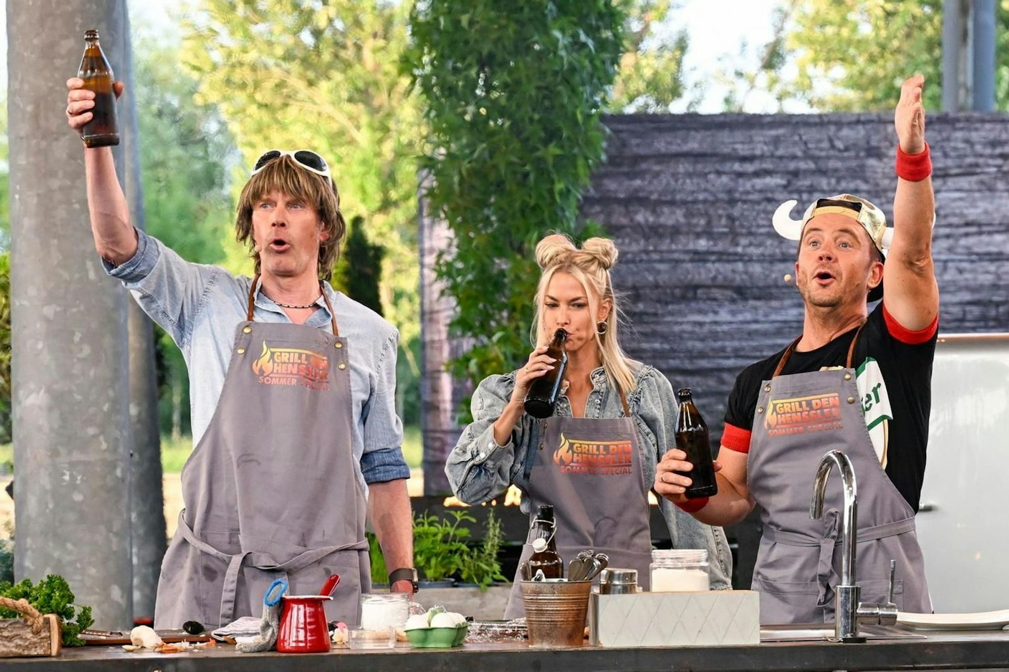 Prost! Mickie Krause, Isi Glück und Korenz Büffel (von links) wollten Steffen Henssler abkochen. Das Stimmungsbier blieb ihnen dann aber fast im Halse stecken. (Bild: RTL/Markus Hertrich)