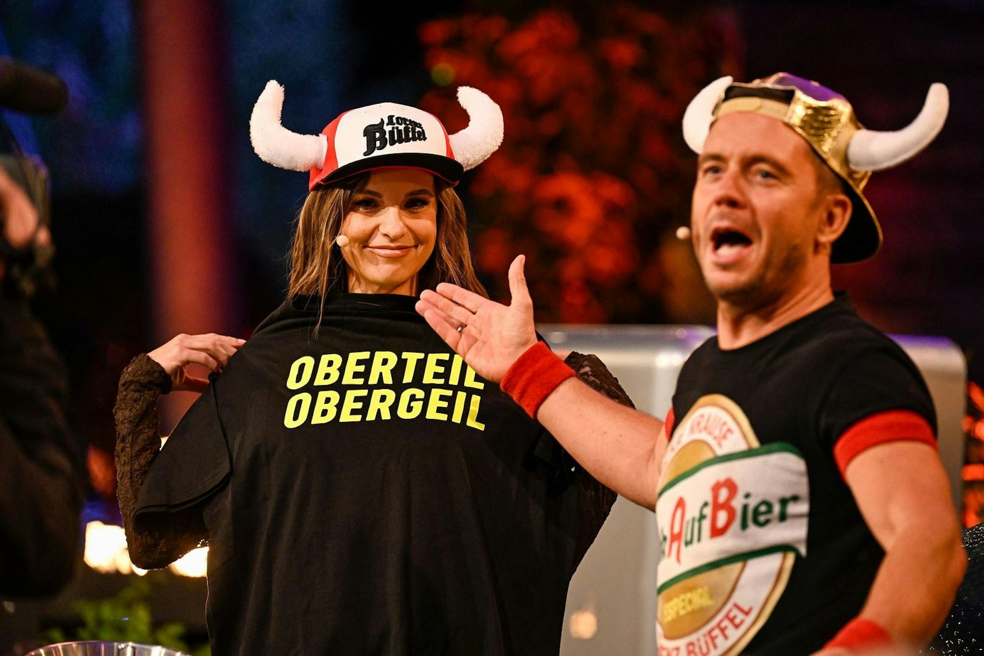 Laura Wontorra freute sich über die Geschenke der Ballermann-Profis: „Großartig, da ist mein nächstes Karnevalskostüm schon fertig.“ (Bild: RTL/Markus Hertrich)