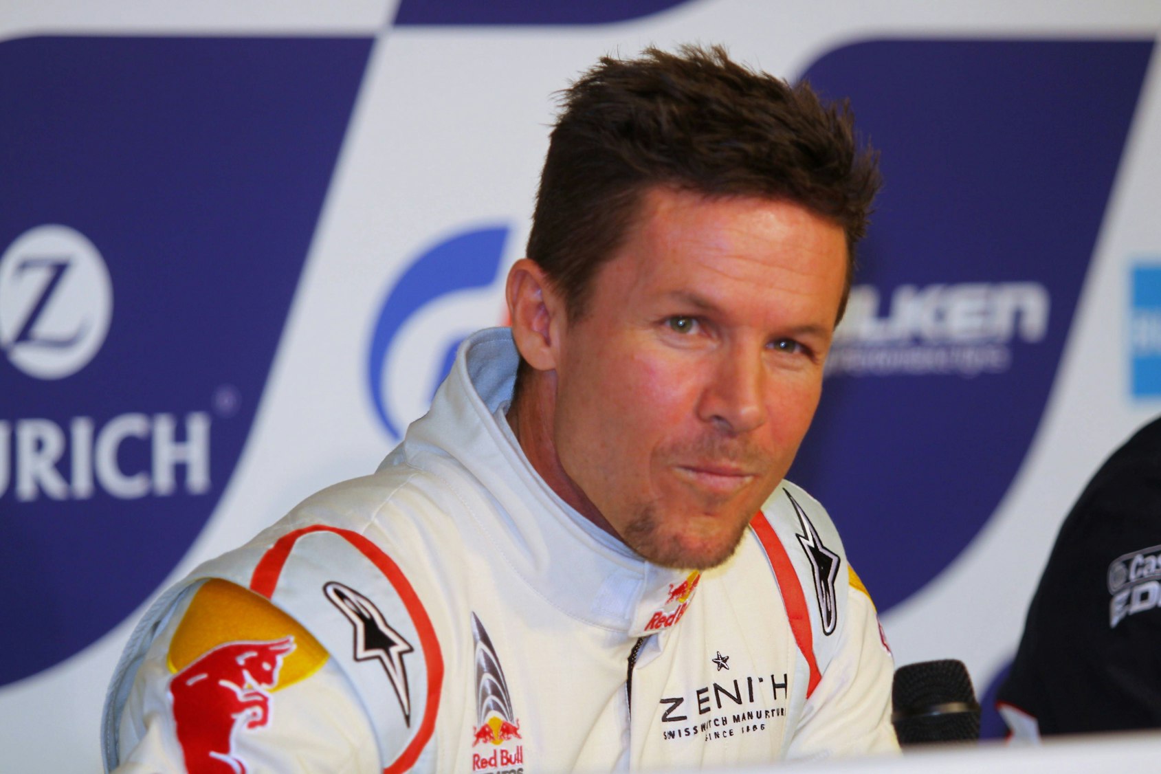 Felix Baumgartner sitzt bei einer Pressekonferenz.