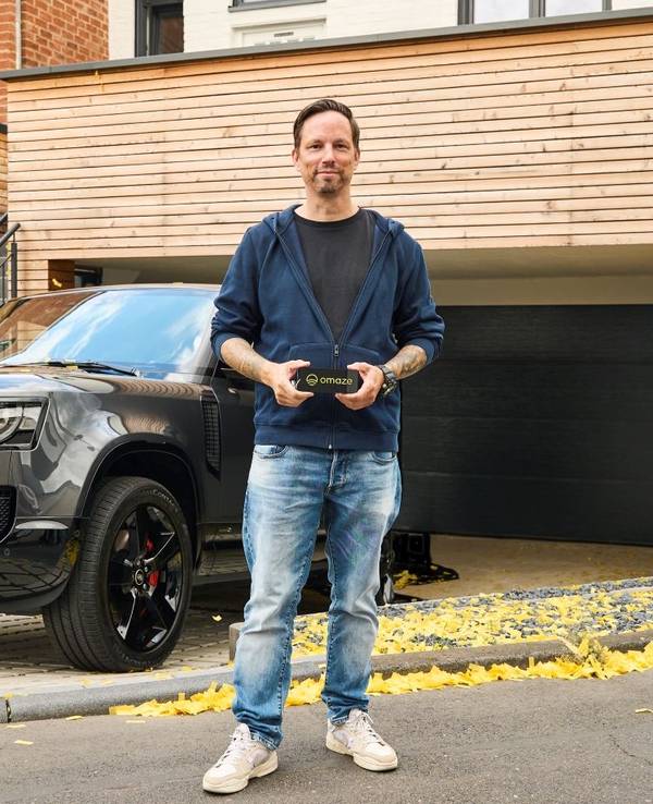 Bastian ist jetzt stolzer Besitzer eines Land Rover Defender.
