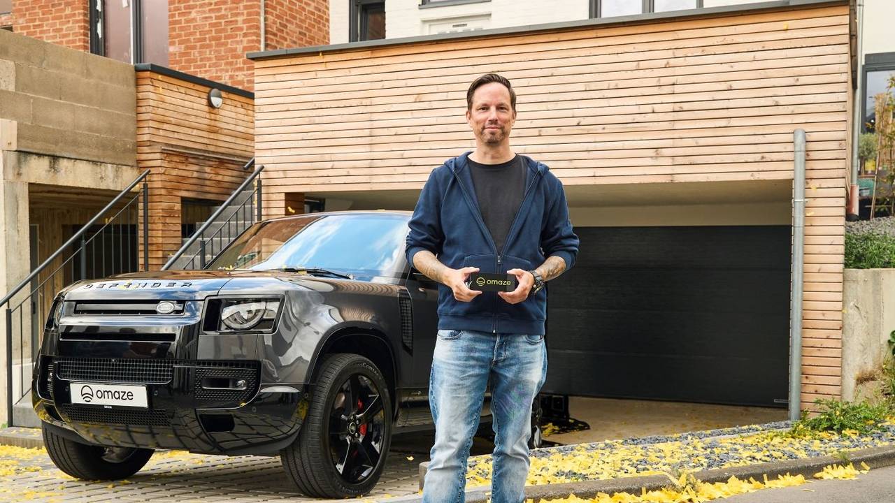 Bastian ist jetzt stolzer Besitzer eines Land Rover Defender.
