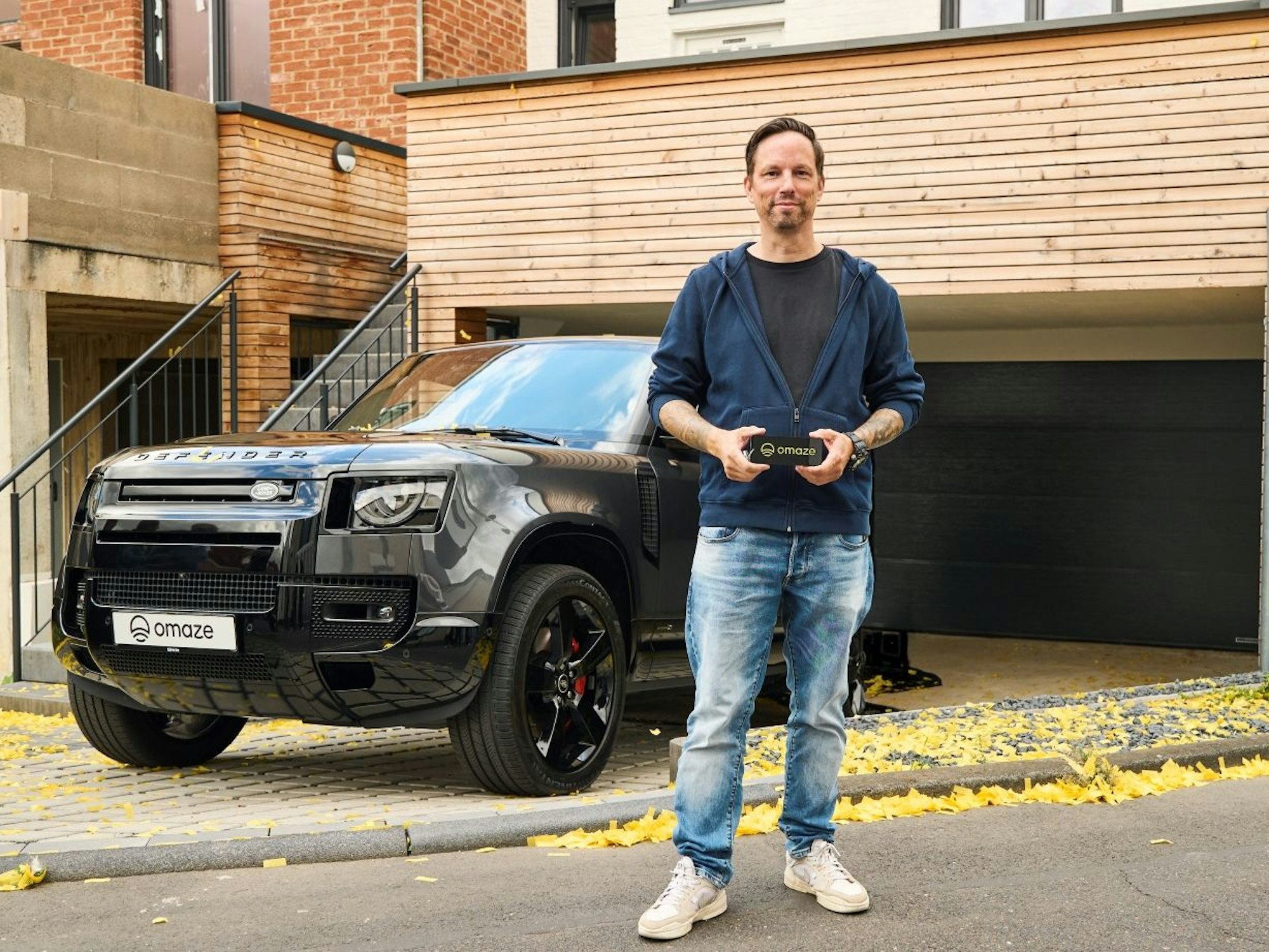 Bastian ist jetzt stolzer Besitzer eines Land Rover Defender.