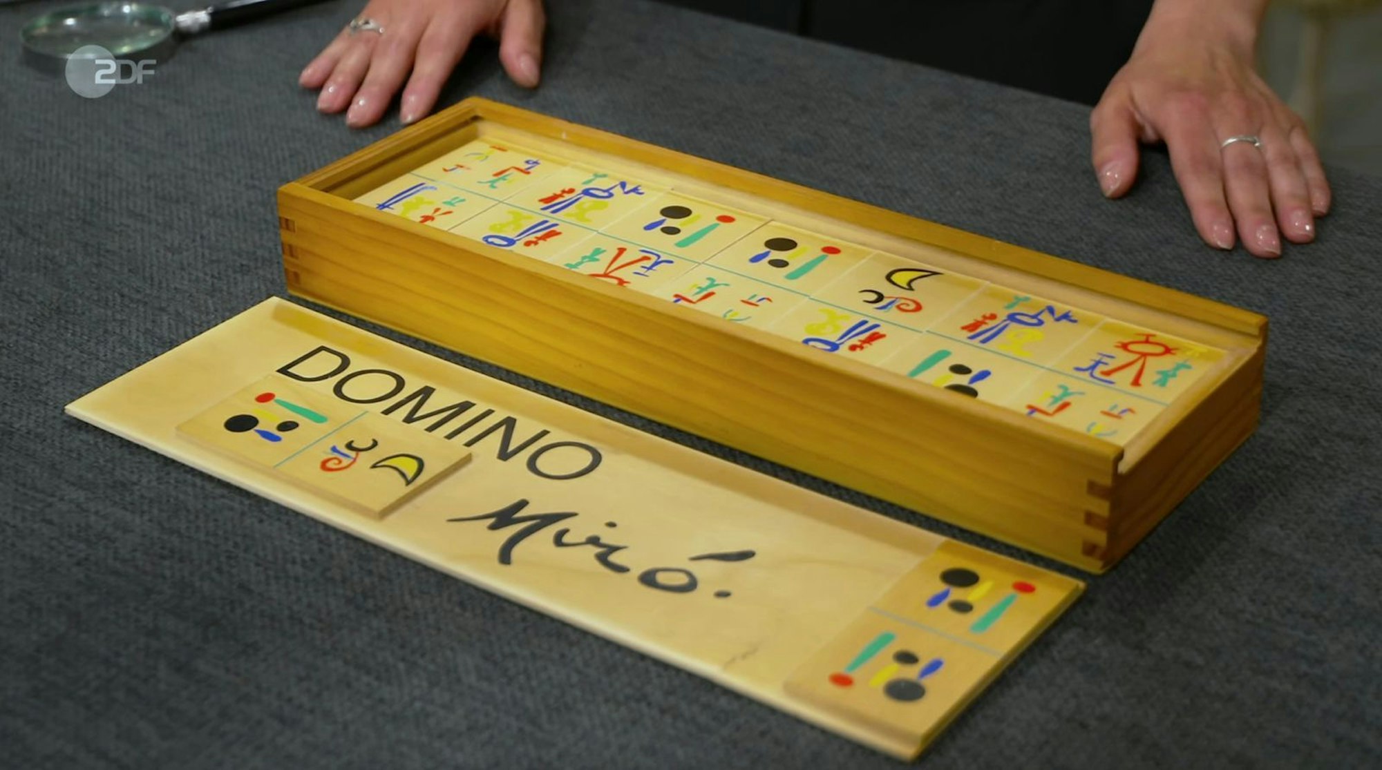 Das Miró-Domino war laut Expertise etwa 60 bis 120 Euro wert. (Bild: ZDF)