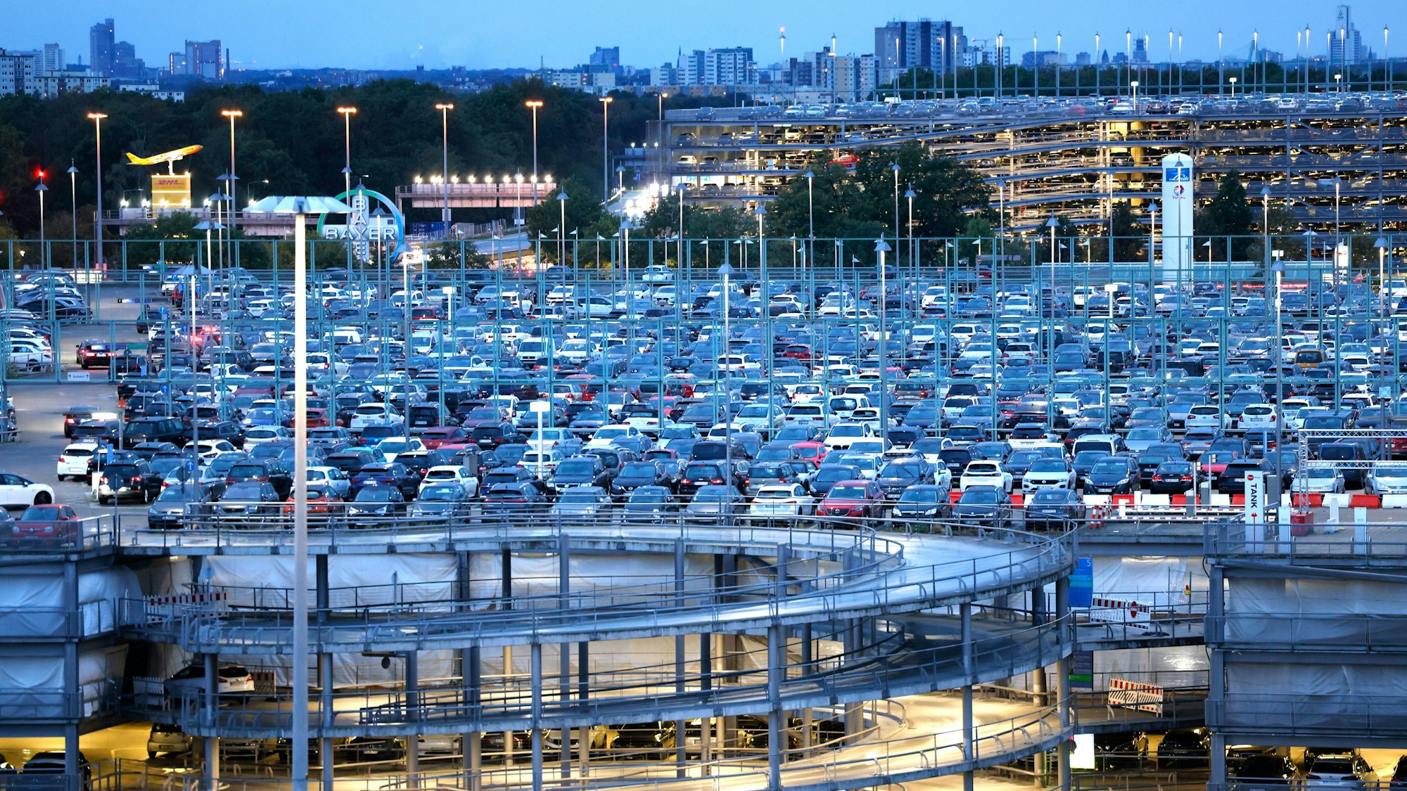 Einer der Parkplätze am Flughafen Köln/Bonn