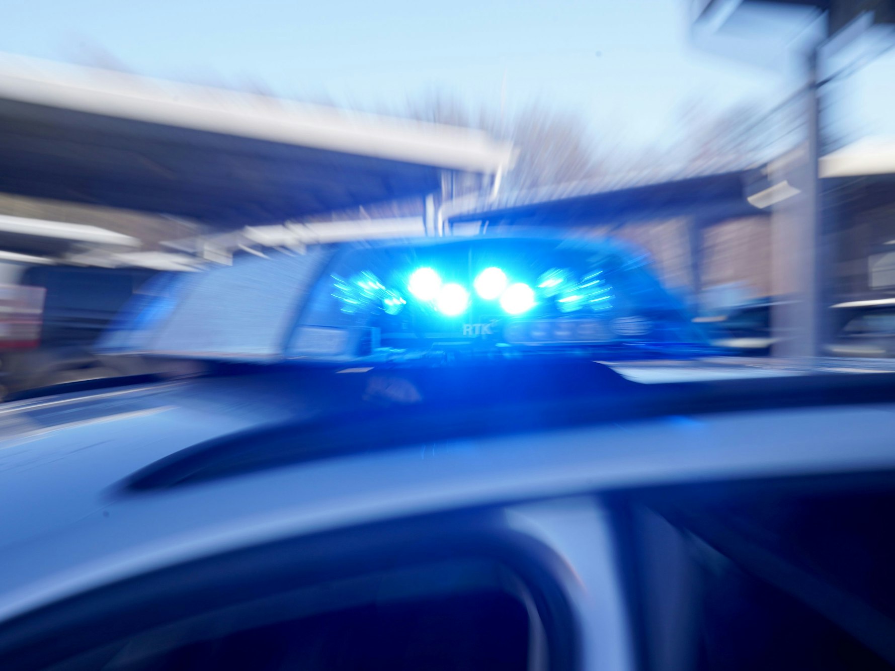 Blaulicht eines Polizeiautos leuchtet. Die Polizei musste bei einer Autogrammstunde in Köln einschreiten.